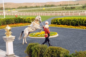 Türkmenistan'ın milli değerlerinden olan Akhal-teke atları için her yıl  Nisan ayının son pazarı at bayram düzenleniyor..