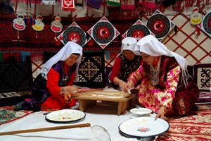 Van'ın Erciş ilçesine bağlı Ulupamir köyünde yaşayan Kırgız Türkleri, "Diriliş Ertuğrul" dizisinde de bulunan geleneksel aksesuarları hala günlük yaşantılarında kullanıyor. 