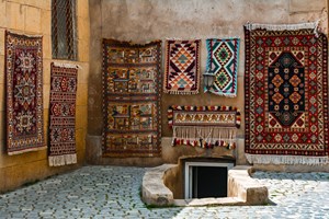 Azerbaycan halıcılığının  tarihi, yüzyıllar öncesine dayanıyor...Herodot’tan, Ksenofon’a kadar pek çok antik yazarın eserlerinde, Azerbaycan halılarından bahsediliyor.Azerbaycan halıları; dokuma sıklığı, desen, kompozisyon, renk uyumu gibi özelliklere göre sınıflara ayrılıyor. 