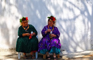 Muğla'nın Milas ilçesi Çomakdağ köyünde kadınlar, rengarenk giysileri, altın takıları ve başlarına taktıkları çiçeklerle geleneklerini yaşatmaya çalışıyor - Kadınların günlük yaşamdaki giyim kuşamları, yöreyi ziyaret edenlerin ilgisini çekiyor.