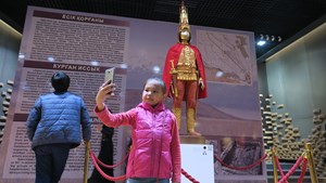 Uluslararası standartlara uygun modern teknolojilerin kullanıldığı müzede yer alan LED ekranlar ve hologramlar, ziyaretçilerin Kazakça, Rusça ve İngilizce bilgi almasına imkan sağlıyor.