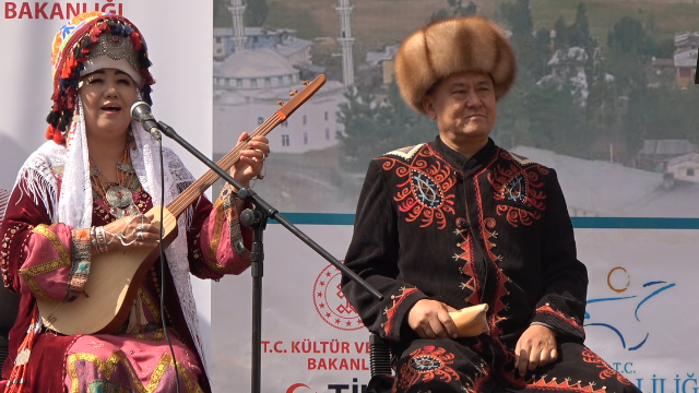 vanda-kirgiz-turklerinin-duzenledigi-kultur-senligi-renkli-goruntulere-sahne