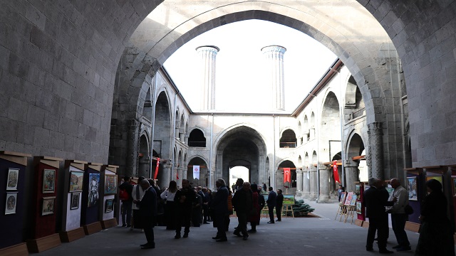 azerbaycanli-ressamlar-eserlerini-erzurumdaki-tarihi-cifte-minareli-medresede
