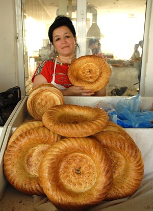 Özbekistan'da tandırlarda pişen ekmekler farklı desenleriyle ayırt edilebiliyor.