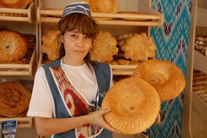 Özbekistan'da sahur ve iftar sofraları için gelenekselleşmiş tercihi  "patır" ekmek.