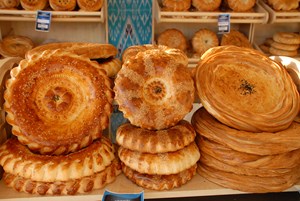 Özbekistan'da "ağız açar" olarak adlandırılan iftar ve bayram sofralarının vazgeçilmezleri arasında  "patır" ekmekleri ilk sıralarda yer alıyor.