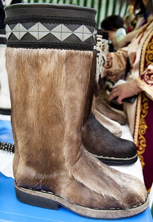 Ayrıca Saha Türkleri kış aylarında Ren geyiğinin derisinden hazırlanan ayakkabılar giymektedirler.