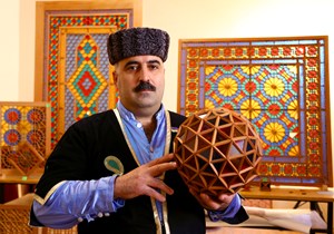 Azerbaycanlı usta Hüseyin Hacımustafazade, yaklaşık 30 yıldır ahşap ve renkli camların birleşmesiyle oluşan geleneksel "şebeke" sanatı ile uğraşıyor.