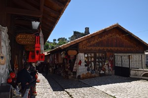Arnavutluk'un orta kesimlerindeki Akçahisar (Kruja) şehrinde bulunan tarihi Osmanlı çarşısı, yılın her dönemi yerli ve yabancı turistlerin en gözde mekanlarından biri olarak ilgi görüyor.