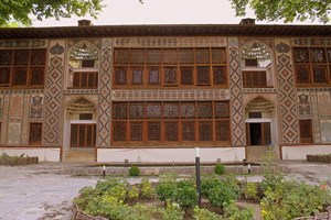 Şeki Hanlığının kurucusu Hacı Çelebi Han'ın torunun Muhammed Hüseyin Han Müştag tarafından 1762 senesinde yazlık ikametgah olarak inşa edilen Han Sarayı'nın en önemli özelliklerinden biri de yapımında çivi veya herhangi bir yapıştırıcı madde kullanılmamış olması.