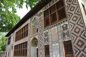 Devlet tarafından koruma altına alınan 84 anıt arasında kendine has mimari üslubuyla Şeki Han Sarayı önde geliyor. UNESCO tarafından Dünya Kültür Mirası listesine alınan Şeki Han Sarayı, Azerbaycan Ortaçağ mimarisinin en önemli anıtları arasında gösteriliyor. 