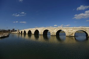 İstanbul'u Avrupa'ya bağlayan tarihi ticaret yolu üzerinde, Büyükçekmece Gölü'nün Marmara Denizi ile birleştiği noktada yapılan köprü 1567 yılında tamamlanmıştır.
