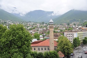 Kafkasya dağlarının eteğinde yeşillikler içerisindeki Şeki'de, tarihi yüzyılllara dayanan çok sayıda cami, kervansaray, kale, hamam ve diğer anıtlar bulunuyor.