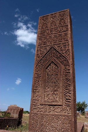 Dünyanın en büyük Türk- İslam mezarlığı olarak bilinen Selçuklu meydan mezarlığı ve tarihi eserleriyle ön plana çıkan Bitlis'in Ahlat ilçesi ziyaretçilerini tarihte bir yolculuğa çıkarıyor.