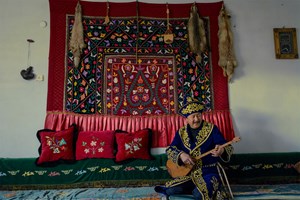 Köy nüfusu zaman içerisinde İstanbul ve Avrupa ülkelerine göç vermiş olsa da bilhassa Ulukışla Altay Köyü Güzelleştirme ve Kazak Kültürünü Tanıtma ve Yaşatma Derneği Başkanı ve Eski Muhtarı Mustafa Kök'ün önderliğinde Orta Asya Kazak kültürü devam ettiriliyor.