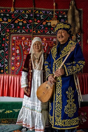 Niğde'nin Ulukışla İlçesine bağlı Altay Köyü'nde yaşayan Kazak Türkleri geleneksel kıyafetleri ile  yer alıyor.