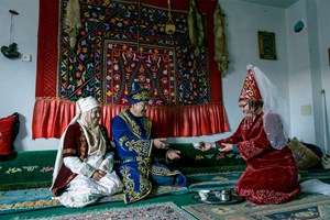 Niğde'nin Ulukışla İlçesine bağlı Altay Köyü'nde yaşayan Kazak Türkleri geleneksel kıyafetleri ile yer alıyor.