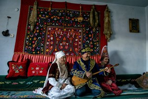 Altay köyünde 1955 yılında Çin baskılarından kaçarak Doğu Türkistan'dan göçmüş olan Kazak Türkleri yaşamaktadır. Köyde yaşayanlar Altay Dağları ve çevresinden göçtüğü için köyün adını Altay koymuşlar. 