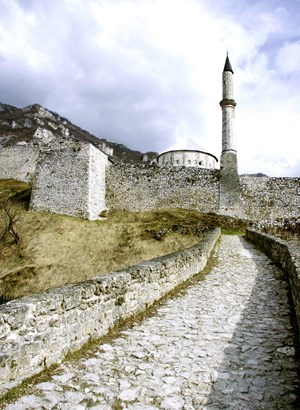 Saraybosna'dan yaklaşık 1 saat uzaklıktaki Travnik kenti de Bosna'ya gelenlerin mutlaka görmesi gereken şehirlerin başında geliyor. Osmanlı'ya onlarca vezir yetiştiren, Bosna-Hersek'in tam ortasında bulunan bu şehirde, Elçi İbrahim Paşa Medresesi, şehre hakim kalesi başta olmak üzere, aynı anda 7-8 minarenin görüldüğü çok sayıda tarihi cami gezilebilir.