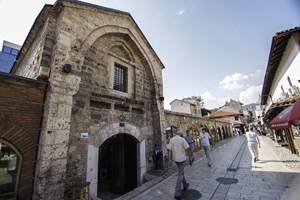 Saraybosna'yı ziyaret edeceklerin öncelikle görmesi gereken yer ise Başçarşı. Burası şehrin kalbi olduğu gibi, tarihin izlerinin en iyi şekilde korunduğu bölge. Başçarşı, tek katlı dükkanları, sebili ve etrafını saran güvercinleriyle hala Osmanlı'nın izlerini taşıyor.