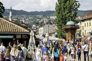 Saraybosna'yı ziyaret edeceklerin öncelikle görmesi gereken yer ise Başçarşı. Burası şehrin kalbi olduğu gibi, tarihin izlerinin en iyi şekilde korunduğu bölge. Başçarşı, tek katlı dükkanları, sebili ve etrafını saran güvercinleriyle hala Osmanlı'nın izlerini taşıyor