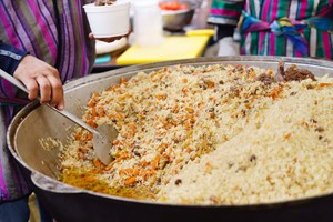 Özbekistan'da her yıl  "Özbek Pilavı Festivali"  düzenleniyor. Ülkenin çeşitli bölgelerinden gelen aşçılar, kendi yörelerine özgü pilavları hazırlayıp yarışmaya katılıyor. Bu yıl yapılan festivalde Özbek pilavı çeşitleri arasında yer alan "toy aşı", "bayram aşı", "devzira aşı", "çayhane pilav", "Semerkand pilavı", 'Buhara pilavı, '"Andican pilavı" ve "Taşkent pilavı" yoğun ilgi gördü.