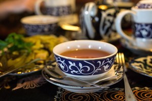 Özbek pilavının yanında hazmı kolaylaştırdığı için "Özbek piyalesi" diye adlandırılan geleneksel çay fincanlarında yeşil çay ikram ediliyor.