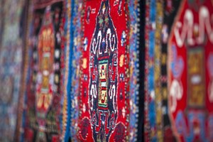Renk renk, ilmek ilmek ve desen desen sabırla vücut bulan Azerbaycan halıları, Türk kültürünü dünyaya taşıyor.