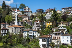 Trabzon'un  Akçaabat ilçesinde yer alan Ortamahalle, Osmanlı dönemine ait evleri, çeşmeleri, sokaklarıyla ziyaretçilerin ilgisini çekiyor.