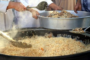 Pilav, Özbeklerin günlük hayatının ve özel günlerinin parçası.    Her aşçının kendinden bir şey katarak zenginleştirdiği ve bu nedenle "sanat" diye nitelendiren pilavın pişirilmesi bölgeden bölgeye farklılık gösteriyor. 