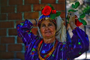 Muğla'nın Milas ilçesi Çomakdağ köyünde kadınlar, günlük hayatta rengarenk giyim kuşamlarıyla 500 yıllık geleneklerini yaşatıyor.