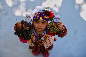 Fotoğrafta, Çomakdağlı yörük çocukları geleneksel kıyafetleriyle yer alıyor.