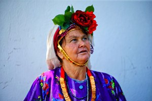 Çomakdağ'da kadınlar ile kız çocuklarının rengarenk ipekten giysileri, altın takıları ve başlarına taktıkları çiçekler, köyü ziyaret eden yerli ve yabancı turistlerin ilgisini çekiyor