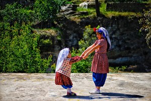 Çomakdağ'da kadınlar ile kız çocuklarının rengarenk ipekten giysileri, altın takıları ve başlarına taktıkları çiçekler, köyü ziyaret eden yerli ve yabancı turistlerin ilgisini çekiyor.