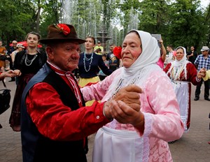 Kişinev'de, Stefan Cel Mare Parkı'nda hıdırellez şenliği düzenleyen Gökoğuz Türkleri, genci ve yaşlısıyla Gökoğuz Türkçesi ile şarkılar söyledi, geleneksel kıyafetleriyle halk oyunları oynadı.