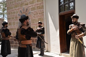 Bilecik Valiliğince hazırlanan proje kapsamında, ilk defa başlatılan "saygı nöbeti'', alp kıyafetli askerler tarafından seremoniyle uygulandı.    