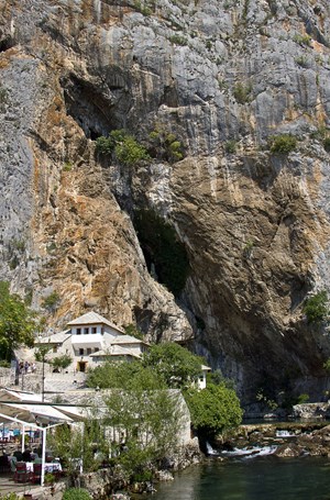 Mostar yakınlarındaki Balagay'daki tarihi Alperenler Tekkesi ziyaretçileri adeta büyülüyor. 
