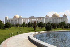  Türkmenistan yönetimi, geniş caddeler ve yaya yollarına sahip beyaz mermerle kaplı bu kenti;  uyguladıkları kent planı ve buna bağlı yan projelerle  ve tabii ki sadeliğin simgesi beyaz rengiyle, dünyanın en güzel ve konforlu kentlerinden biri yapmayı amaçlıyor.