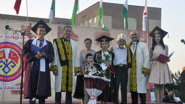 kirgizistan-turkiye-manas-universitesinde-mezuniyet-coskusu