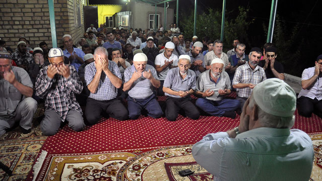 kirgizistanda-kadir-gecesinde-camiler-doldu