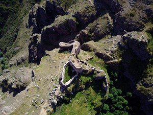 Kanyondaki kayalıkların zirvesinde, Urartular zamanında yapıldığı tahmin edilen Şeytan Kalesi, tarihi ve konumuyla dikkati çekiyor. 