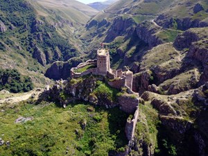 Ardahan'ın Çıldır ilçesinde Karaçay Kanyonu'nun ortasındaki kayalıkların zirvesinde bulunan tarihi 