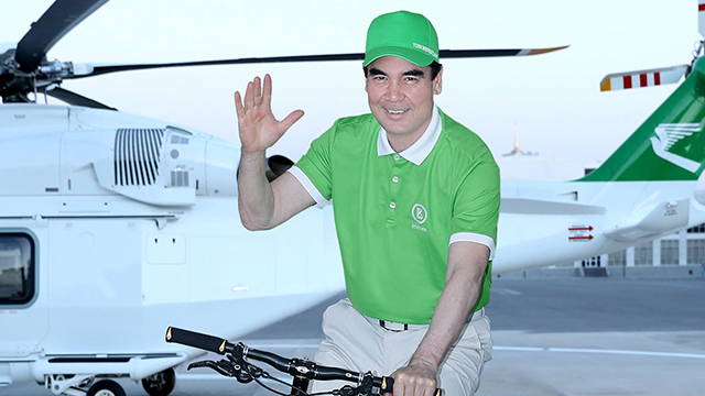 turkmenistan-devlet-baskani-berdimuhammedov-kendi-kullandigi-helikopter-ile-bas