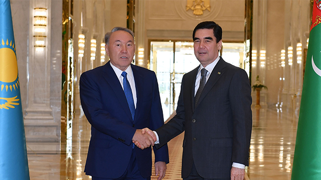 kazakistan-cumhurbaskani-nazarbayev-turkmenistanda