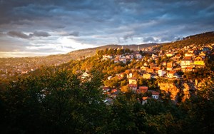 Doğal ve tarihi güzellikleriyle "yeryüzündeki cennet" olarak nitelendirilen Balkan ülkesi Bosna Hersek'te sonbahar mevsimi kendini hissettirmeye başladı.