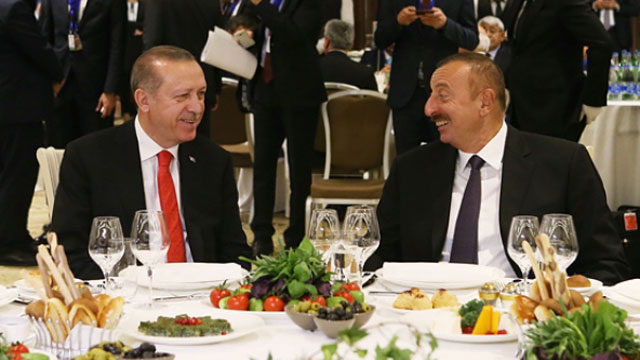 cumhurbaskani-erdogan-onuruna-verilen-yemege-katildi