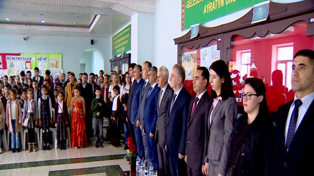 turkmenistan-in-baskenti-askabat-ta-ogretmenler-gunu-kutlamasi