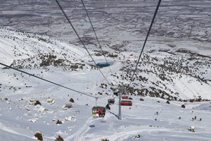 Erzincan'da bulunan Ergan Dağı Kış Sporları ve Doğa Turizm Merkezi, doğal pistleri ve gece kayağı imkanı ile Doğu Anadolu Bölgesi'nin parlayan yeni kayak merkezi olarak adından söz ettiriyor.