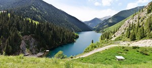 Kolsay Gölü Almatı şehrine 200 km, Çarın Kanyonu’na yakın çok yakın mesafede yer alan üç dağ gölün ortak adı.Ulaşımının biraz güç olmasından dolayı pek bilinen bir yer değil. Fakat son yıllarda medyada fazla yer almasından dolayı yerli ve yabancı turistlerin en çok uğradığı yerlerden biri olmuş.