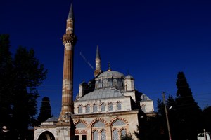 Mimar Sinan'ın Ege Bölgesi'ndeki tek eseri olan ve Şehzadeler ilçesinde bulunan Muradiye Camisi ve Külliyesi, kentin en önemli yapıtlarından biri olarak göze çarpıyor.